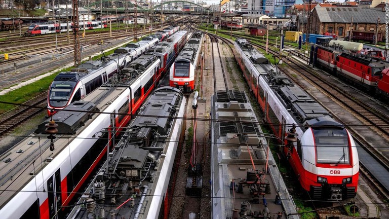 ウィーンの鉄道駅に停車するオーストリア連邦鉄道の車両/Joe Klamar/AFP via Getty Images