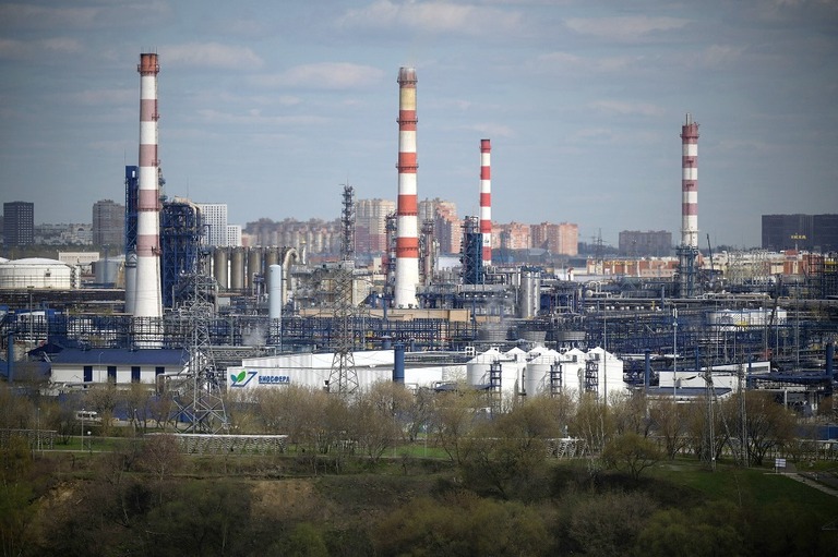 ロシアの石油企業ガスプロムネフチのモスクワ郊外の製油所＝２０２２年４月２８日/Natalia Kolesnikova/AFP/Getty Images