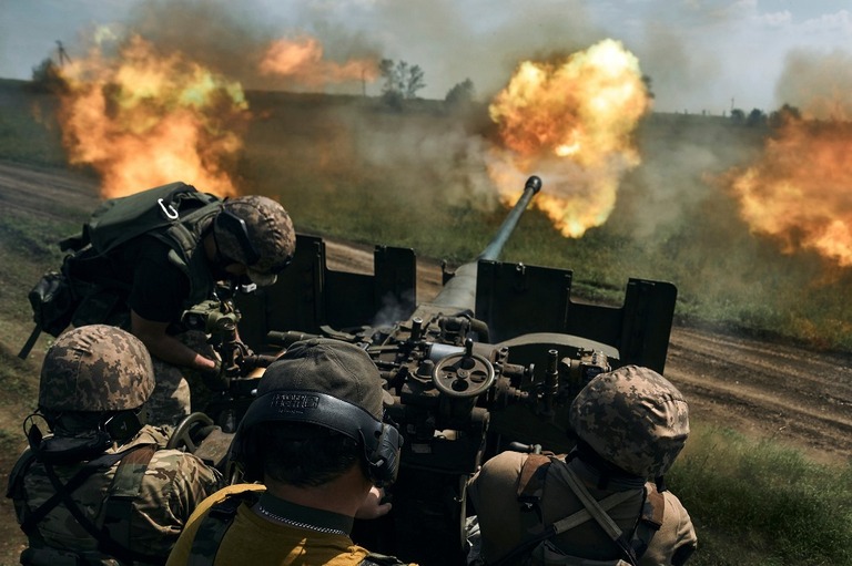 バフムート付近で大砲を発射するウクライナ軍の兵士＝５月１５日撮影/Libkos/AP