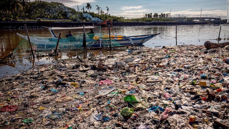 プラスチック廃棄物であふれた海岸＝４月１９日、フィリピンマニラ首都圏パラニャーケのフリーダム島/Ezra Acayan/Getty Images