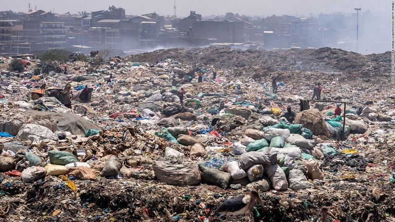 プラスチック廃棄物を集める人々＝ケニア・ナイロビのダンドラゴミ集積場/Simone Boccaccio/SOPA Images/LightRocket/Getty Images