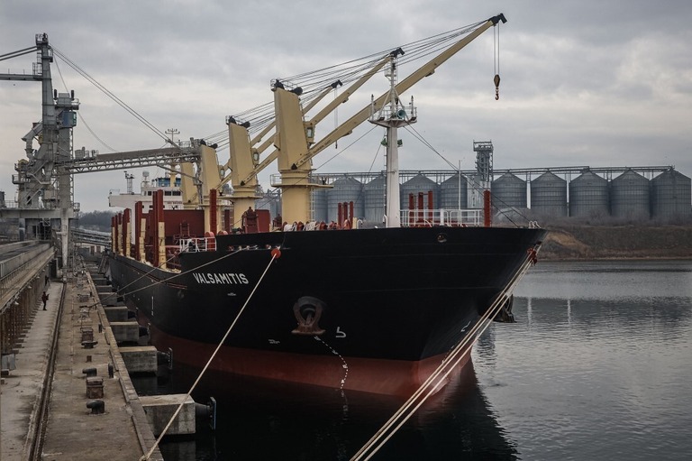 国連がチャーターした船にケニアへ輸出する小麦を積み込む様子＝２月１８日、ウクライナ/Oleksandr Gimanov/AFP/Getty Images