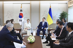 ウクライナ大統領夫人が訪韓、非殺傷装備の支援求める