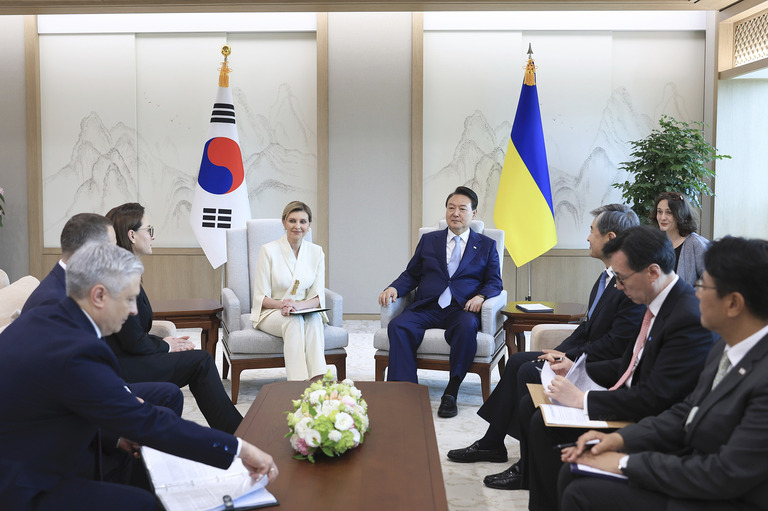 ウクライナのオレナ・ゼレンシカ大統領夫人（左）と韓国の尹錫悦（ユンソンニョル）大統領/South Korea Presidential Office/AP