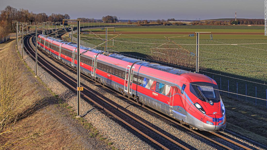 フランス国鉄は、パリとミラノを結ぶ区間で、イタリアの鉄道会社トレニタリアとの激しい競争にさらされている/Patrick Leveque/SIPA/Shutterstock