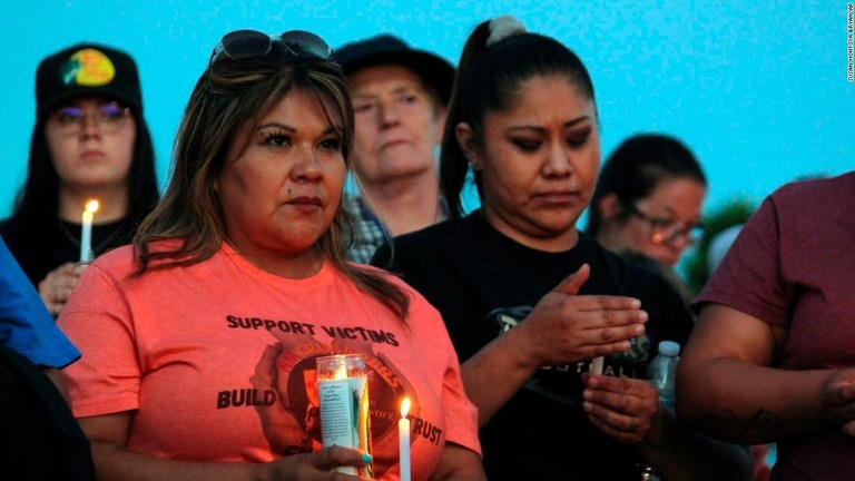事件を受けて犠牲者にろうそくを手向ける人々/Susan Montoya Bryan/AP