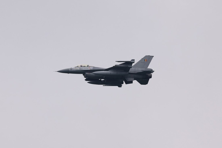 Ｆ１６戦闘機＝１２日、ベルギー・アントワープ上空/Richard Heathcote/Getty Images