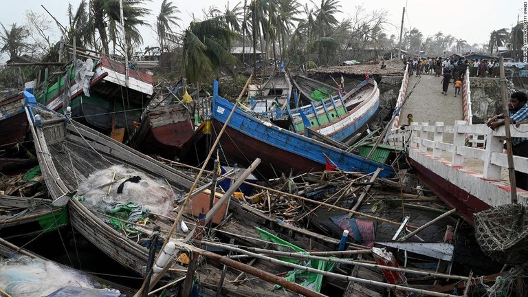 サイクロン「モカ」により流されたボート＝１５日、ミャンマー西部ラカイン州シットウェ/Sai Aung Main/AFP/Getty Images