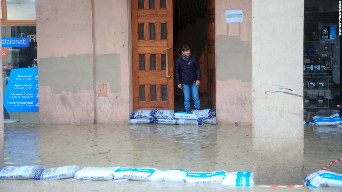 冠水した道路沿いに並べられた土嚢=16日、イタリア・ボローニャ/Michele Nucci/LaPresse/AP