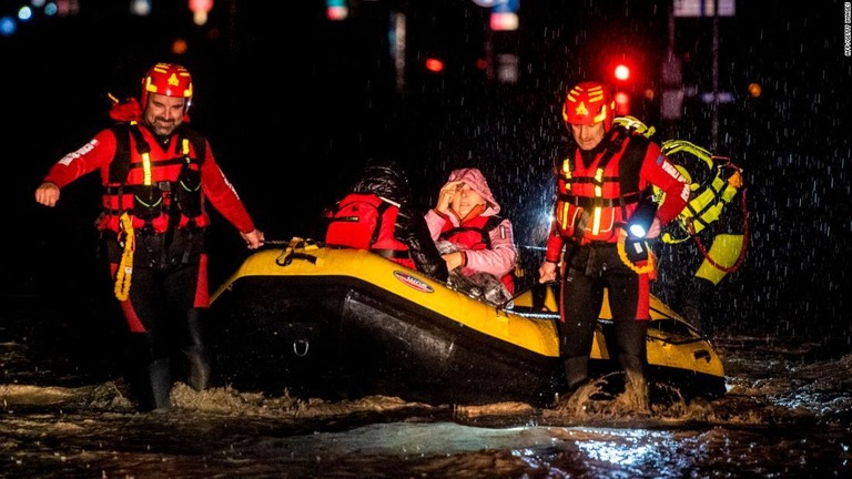 激しい洪水が発生し、消防士と救助隊員がゴムボートで女性を避難させた＝１７日、イタリア北部エミリアロマーニャ州フォルリ市/AFP/Getty Images