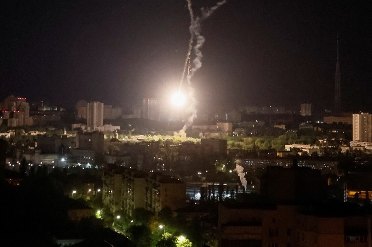 ウクライナ首都キーウ（キエフ）上空でミサイルの爆発が見られた＝１６日/Gleb Garanich/Reuters
