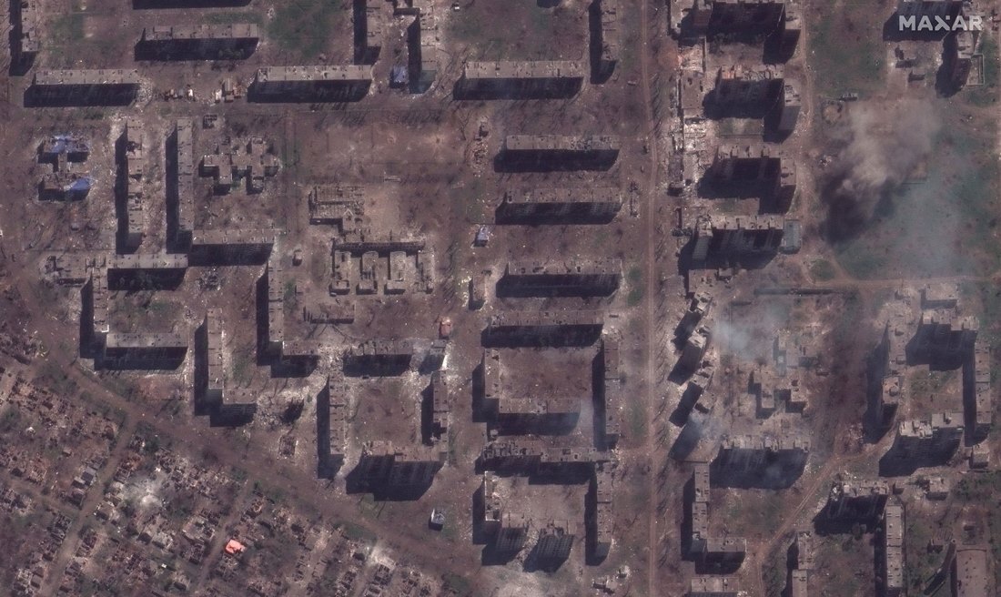 損傷した学校と煙が出る集合住宅=2023年5月15日/©2023 Maxar Technologies