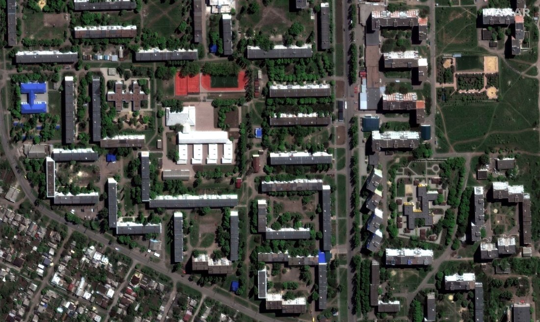 学校と集合住宅の建物=2022年5月8日/©2023 Maxar Technologies