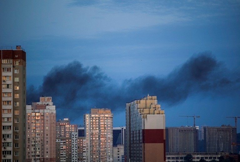 ロシアによるミサイル攻撃の後、黒煙が立ち上るウクライナ首都キーウの空/Stringer/Reuters