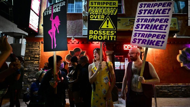 自分たちを解雇したストリップクラブの外で集会を行うダンサーと支援者ら/Frederic J. Brown/AFP/Getty Images