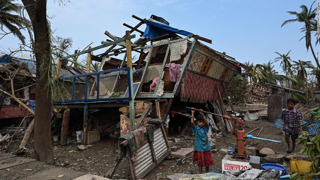 難民キャンプでポンプから水をくむ少女=16日、ミャンマー西部シットウェ/Sai Aung Main/AFP/Getty Images
