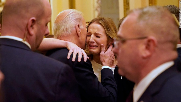 一般教書演説に招かれた妻のブリタニー・アルコニスさんがバイデン大統領と言葉を交わす場面があった＝２月７日、米ワシントンＤＣの国会議事堂/Jacquelyn Martin/Pool/AFP/Getty Images