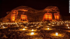 暗闇の中に浮かび上がる光。天候のため、サウジアラビア観光当局ではイルミネーションイベントなど、ヘグラ周辺で夜間のアクティビティを企画