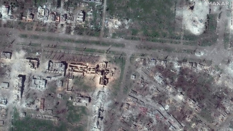 破壊された大学の建物や電波塔を捉えた激戦地バフムートの衛星画像/Maxar Technologies/Reuters