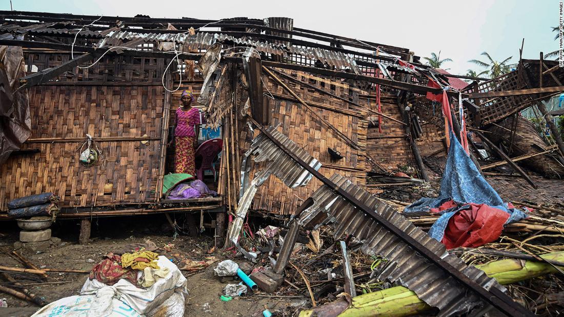サイクロン「モカ」の影響を受けた家屋の中に立つロヒンギャの女性＝１６日、ミャンマー西部シットウェ/Sai Aung Main/AFP/Getty Images