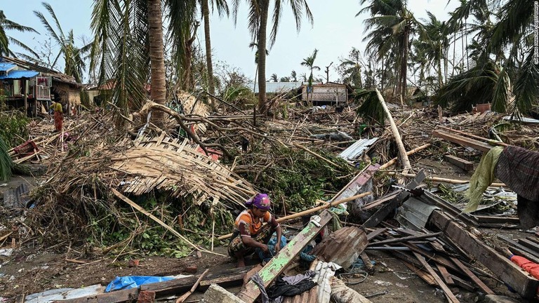 倒壊した家＝１６日、ミャンマー西部シットウェの難民キャンプ/Sai Aung Main/AFP/Getty Images