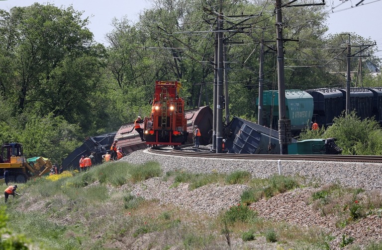 クリミア半島の鉄道路線で貨物列車の脱線事故が発生した/Reuters