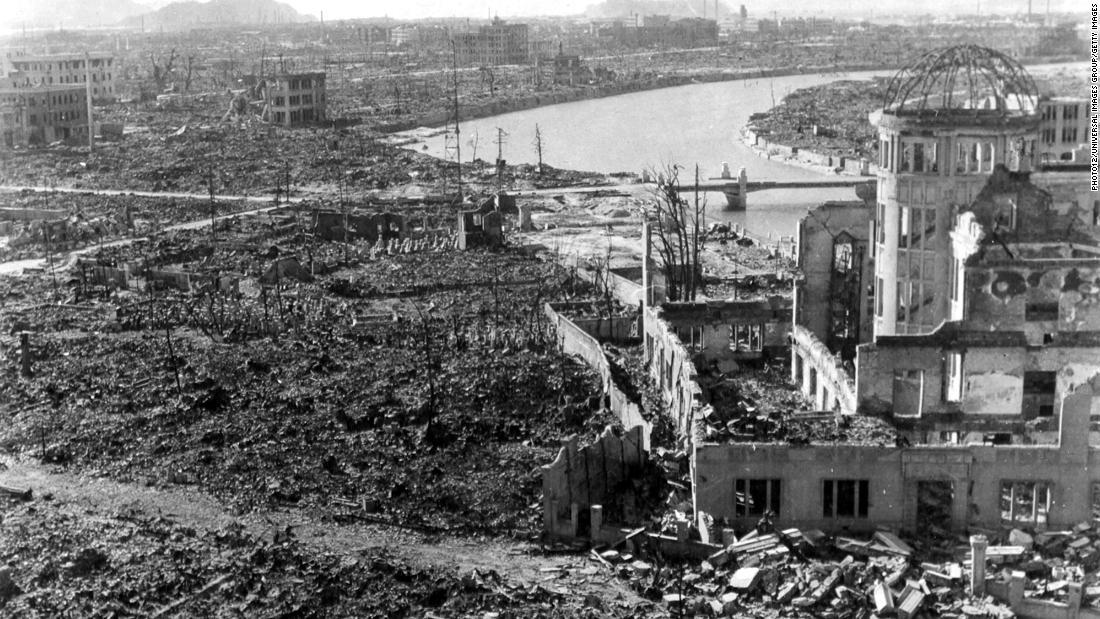 原爆が落とされた後の広島の様子/Photo12/Universal Images Group/Getty Images