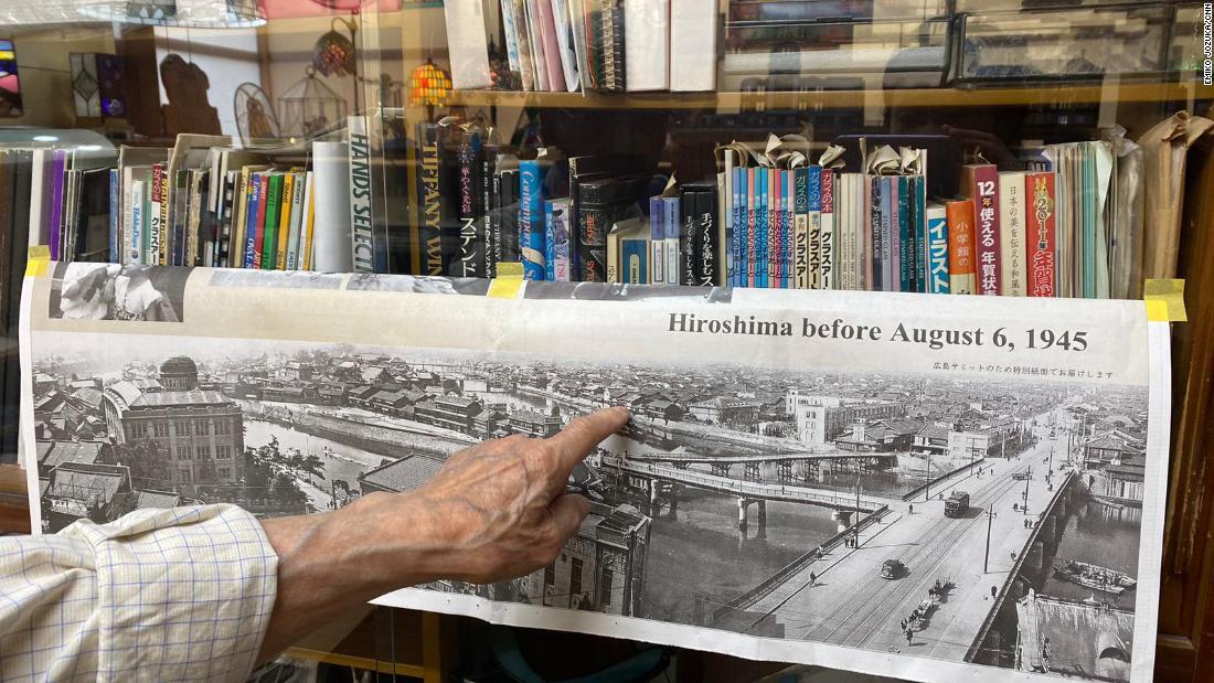 原爆が落とされる前の広島の街の様子。寺尾さんが指さしている場所に最初の４年間を過ごした家があった/Emiko Jozuka/CNN