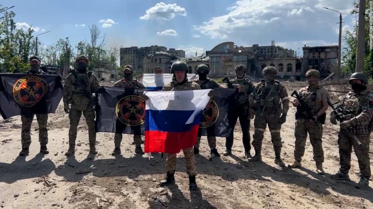 ロシアの国旗を持つ民間軍事会社ワグネルのエフゲニー・プリゴジン氏/Prigozhin's Press Service/Telegram