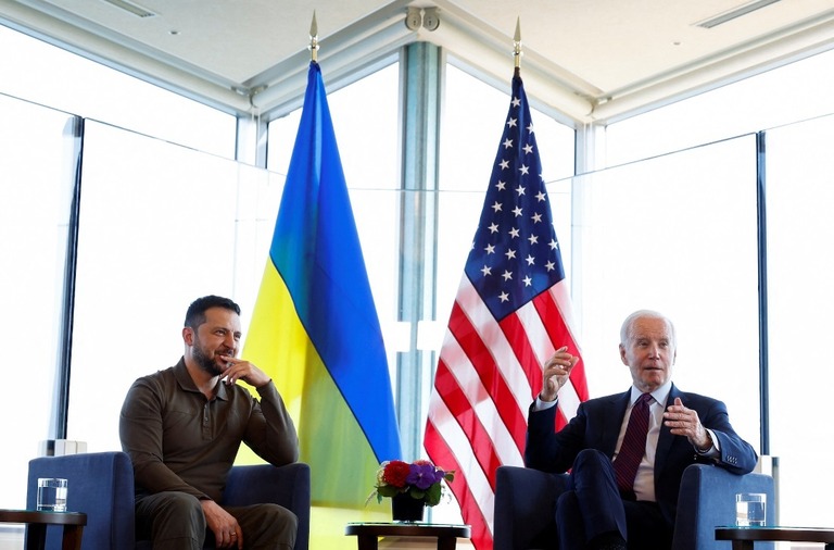 ウクライナのゼレンスキー大統領（左）と米国のバイデン大統領＝２１日、広島/Jonathan Ernst/Reuters