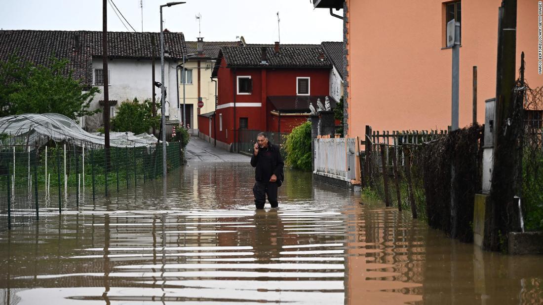 イタリアに帰國のメローニ首相、洪水被災地を視察