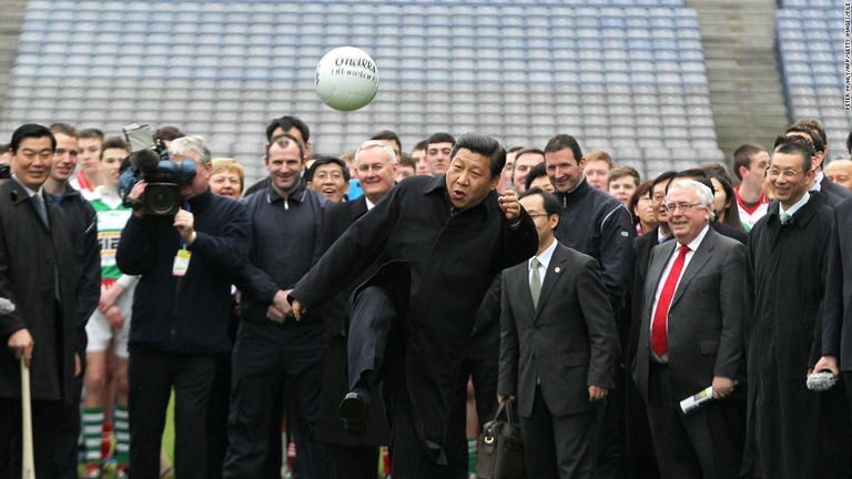 サッカーボールを蹴る習近平（シーチンピン）氏＝２０１２年、アイルランド・ダブリン/Peter Muhly/AFP/Getty Images/File