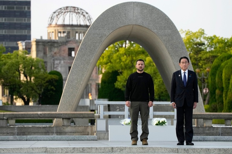原爆死没者慰霊碑を訪れたウクライナのゼレンスキー大統領（左）と岸田首相＝２１日/Eugene Hoshiko/Bloomberg/Getty Images