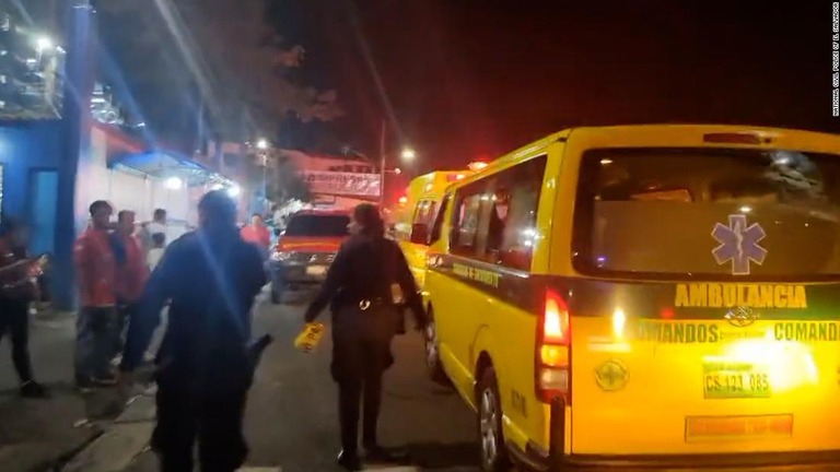群衆事故が起きたサッカースタジアム前に並ぶ救急車/National Civil Police of El Salvador