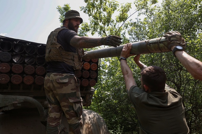 ロケット砲の準備を行うウクライナ軍兵士＝１９日、ウクライナ・バフムート近郊/Serhii Nuzhnenko/Radio Free Europe/Radio Liberty/Reuters