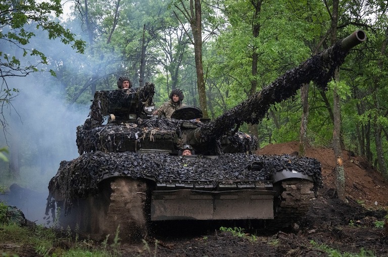 バフムート近郊で位置につくウクライナ軍の戦車＝２３日/Efrem Lukatsky/AP