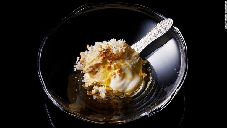 アイスが柔らかくなったら白トリュフをまぶし、付属の金属スプーンでかき混ぜて頂く/Courtesy Guinness World Records