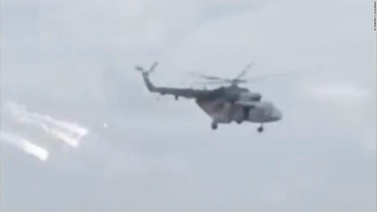 戦場となっているロシア・ベルゴロド州の上空を旋回するヘリコプター/astrapress/Telegram