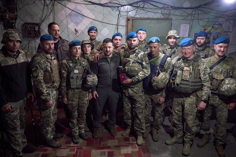 兵士らと写真を撮るゼレンスキー大統領＝２３日、ウクライナ・ドネツク州/Ukrainian Presidential Press Office/AP