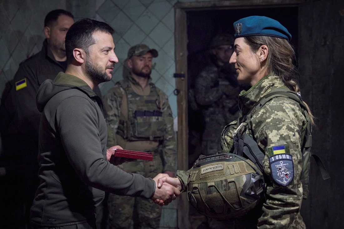 授与式で兵士と握手するゼレンスキー大統領/Ukrainian Presidential Press Office/AP