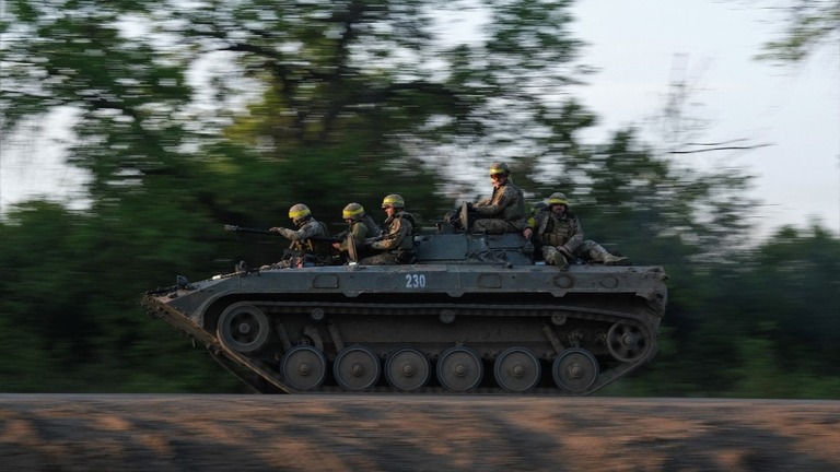 歩兵戦闘車に乗り込み、バフムート方面へ移動するウクライナ軍の兵士ら/Sergey Shestak/AFP/Getty Images