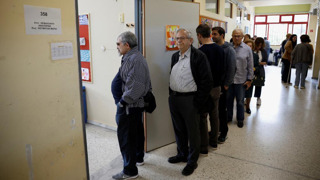投票所に並ぶ市民＝２１日、アテネ/Louiza Vradi/Reuters