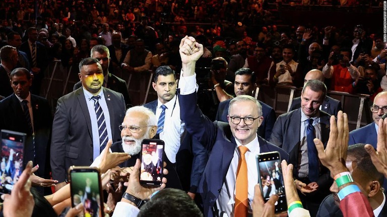 インドのモディ首相（左）とオーストラリアのアルバニージー首相＝２３日、オーストラリア・シドニー/David Gray/AFP/Getty Images