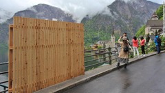 「自撮り」で人が集まるのを防ぐため一時的に設置されたハルシュタットの木製フェンス