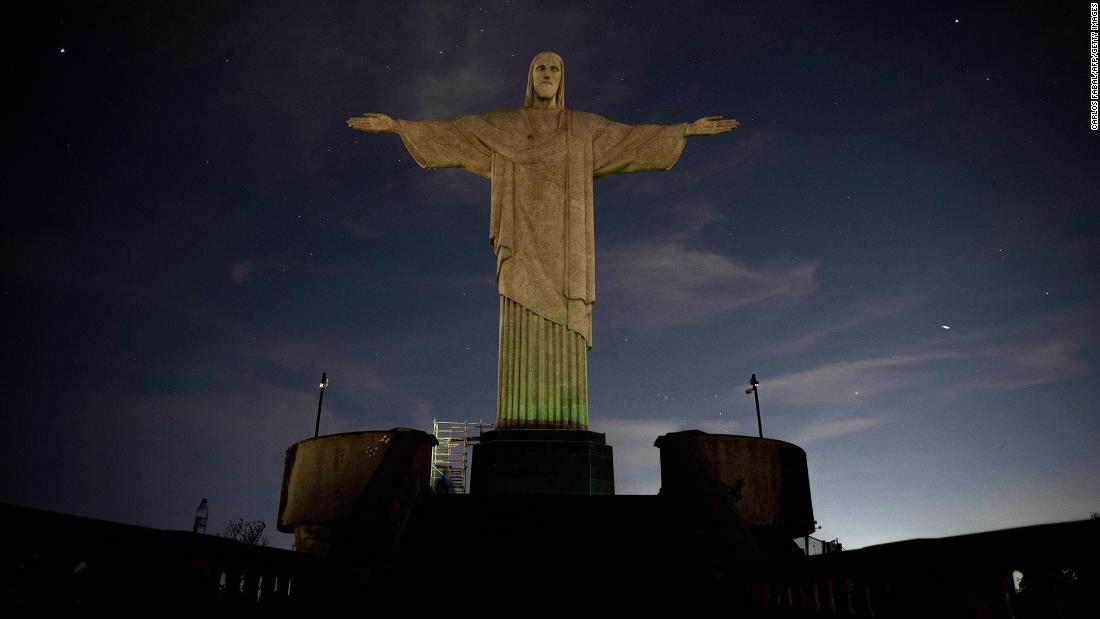 ジュニオール選手との結束を示すため、リオデジャネイロにあるコルコバードのキリスト像の照明が消された＝２２日、ブラジル・リオデジャネイロ/Carlos Fabal/AFP/Getty Images