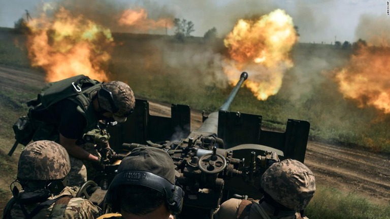 激戦地バフムート近郊で発砲するウクライナ兵士＝１５日、ウクライナ・ドネツク州/LIBKOS/AP