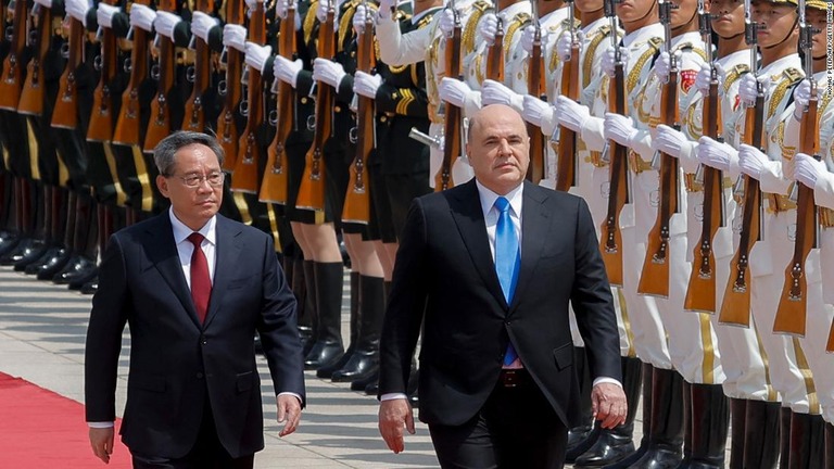 ロシアのミシュスチン首相と中国の李強（リーチアン）首相＝２４日、北京/Thomas Peter/AFP/Getty Images