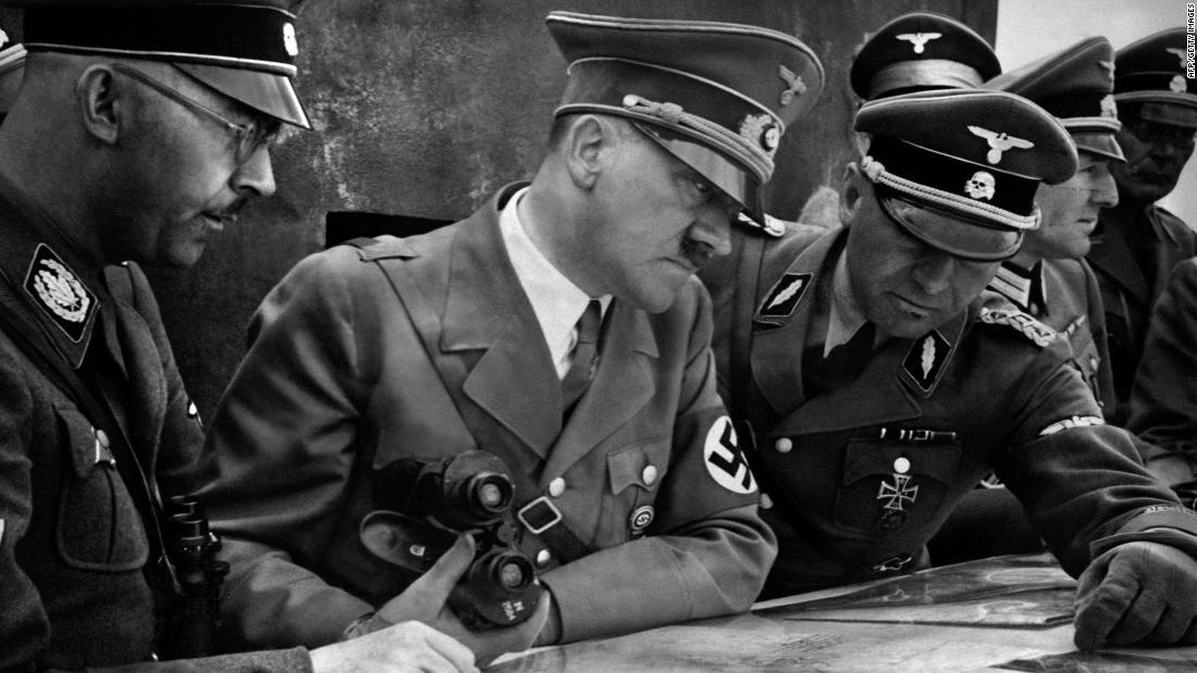 アドルフ・ヒトラー（中央）＝１９３９年/AFP/Getty Images