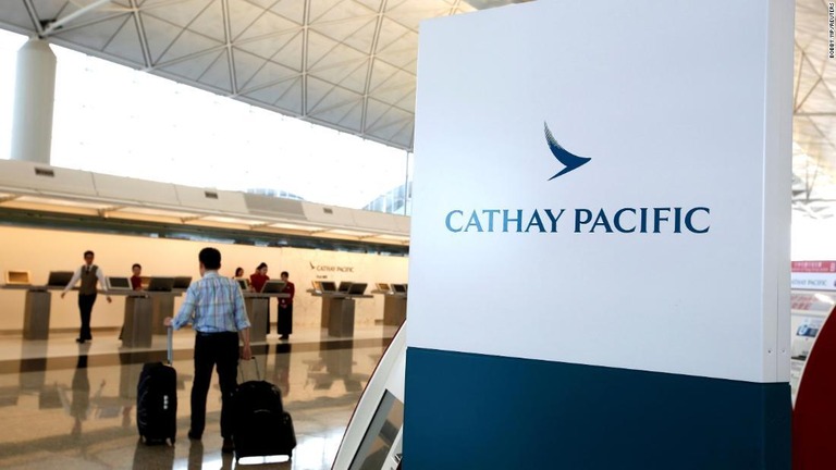 香港のキャセイ・パシフィック航空が、中国本土の乗客が差別を受けたとの苦情を受け、客室乗務員３人を解雇した/Bobby Yip/Reuters