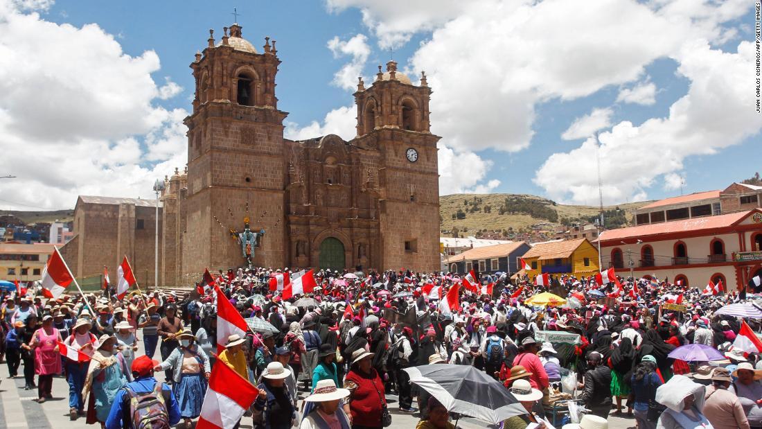 抗議活動を行うデモ参加者＝１月２４日、ペルー・プーノ市/Juan Carlos Cisneros/AFP/Getty Images